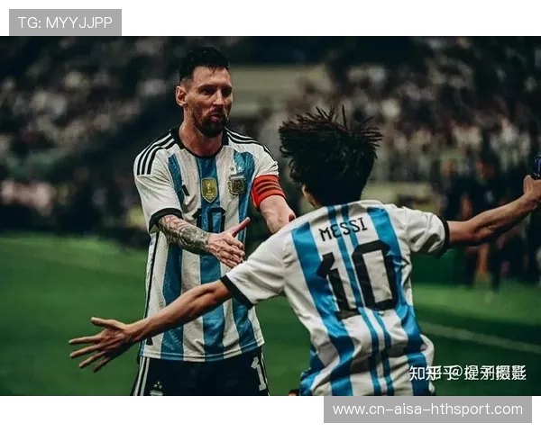 梅西与摄影师合作推出街头摄影展，生活细节被赞为艺术